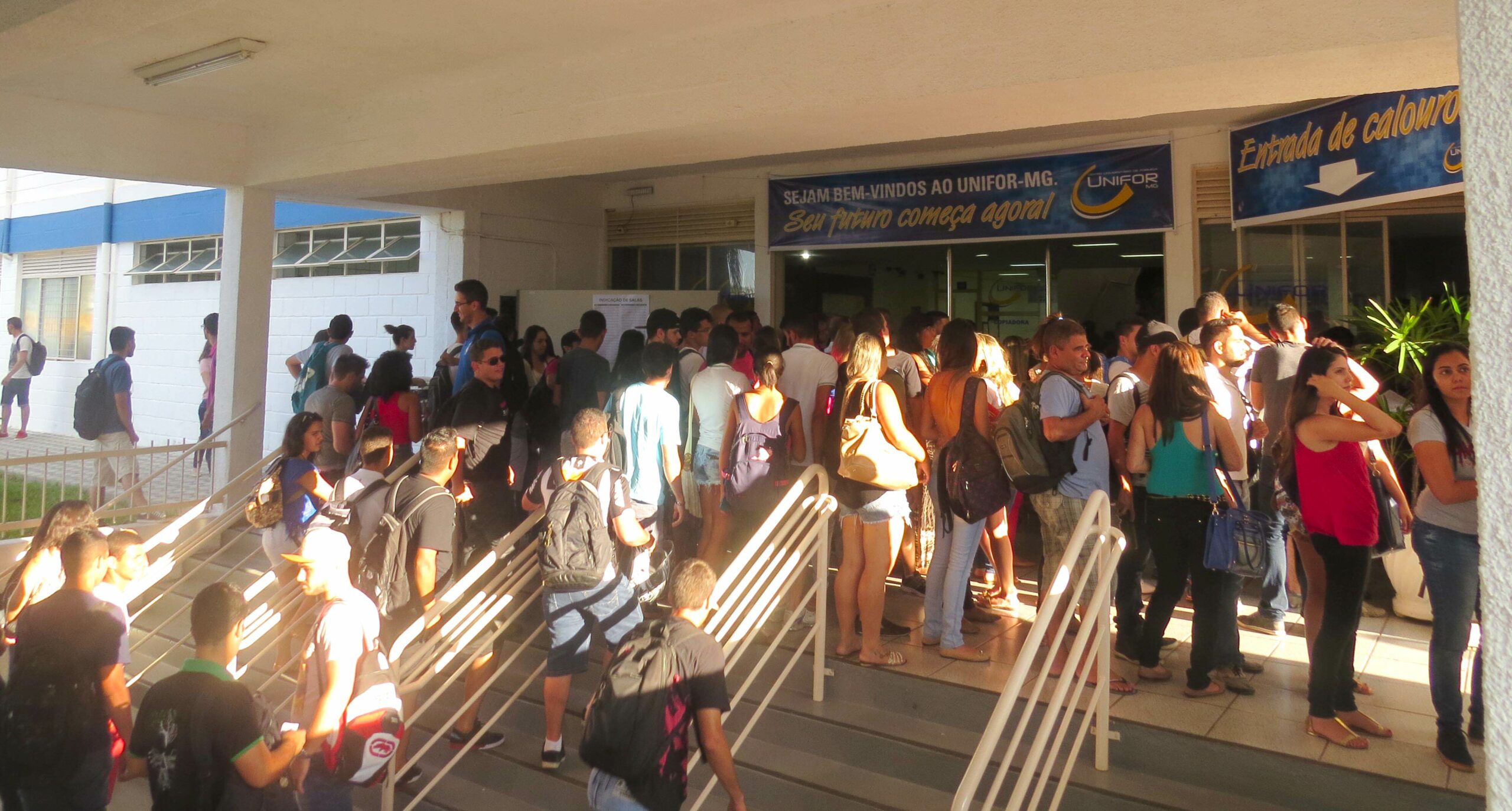 UNIFOR-MG fica bastante movimentado nos primeiros dias de aulas
