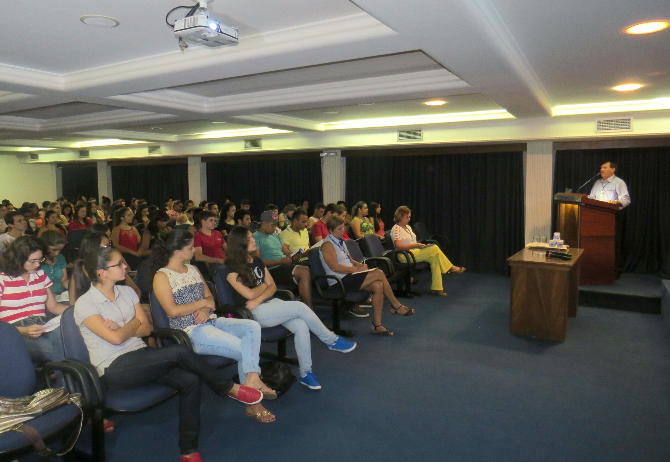 Novos alunos do UNIFOR-MG participam de Encontro com  os Calouros