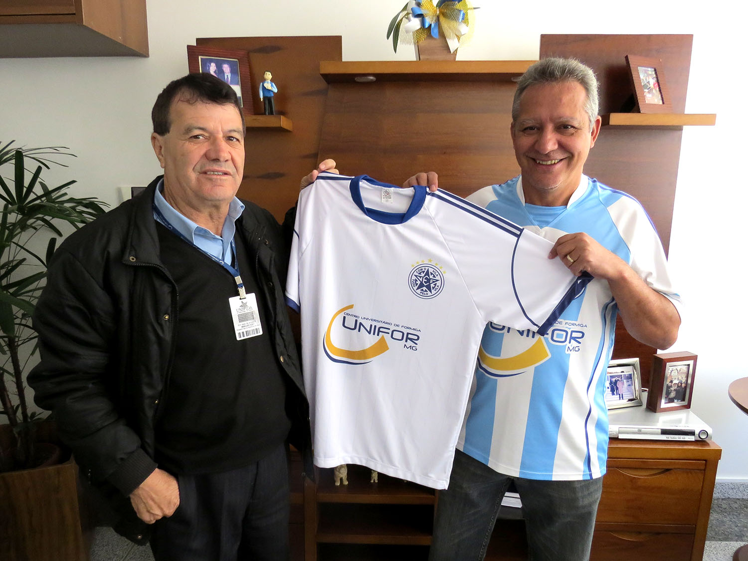 UNIFOR-MG doa uniformes para o Vila Esporte Clube
