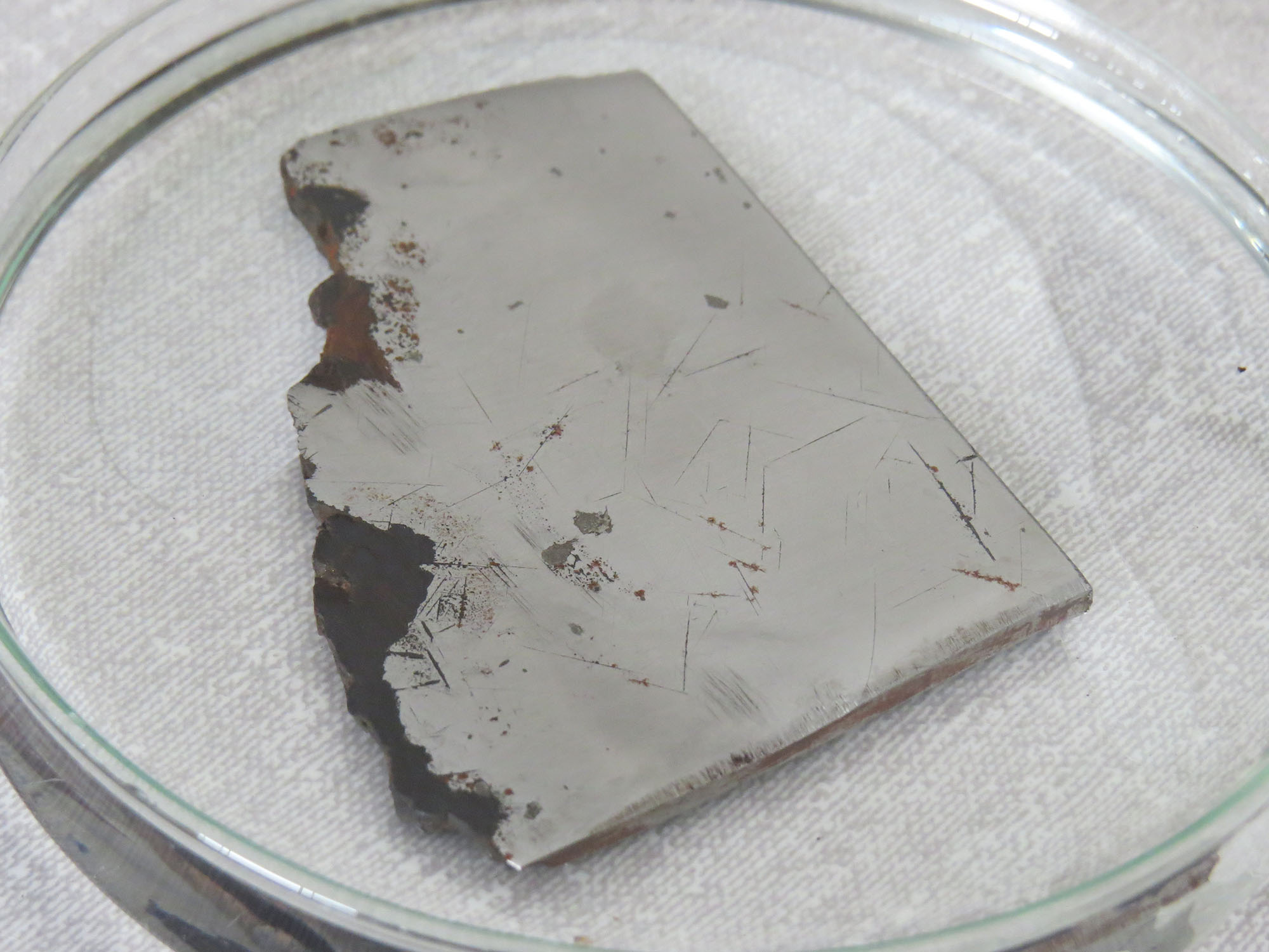 Laboratório de Mineralogia recebe amostra do meteorito Santo Antônio do Descoberto