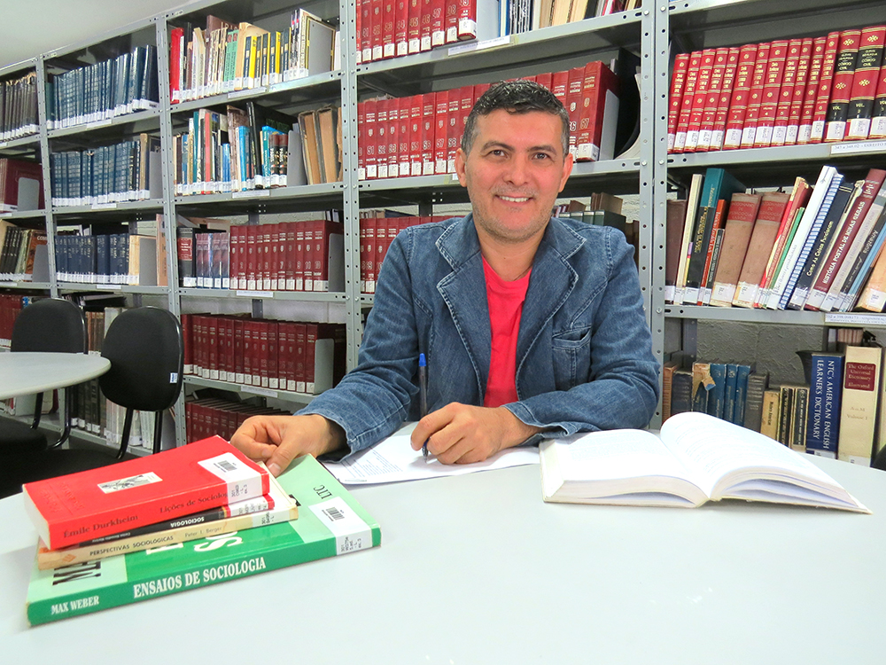 Professor do UNIFOR-MG é aprovado em Doutorado