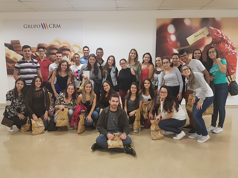 Alunos do UNIFOR-MG visitam fábrica de chocolates Kopenhagen
