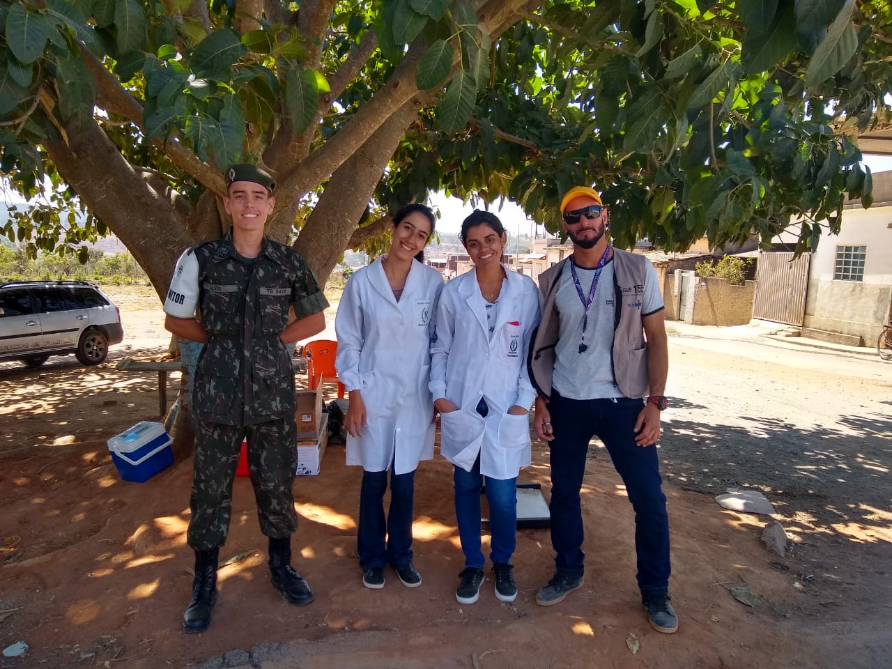 ALUNOS DE MEDICINA VETERINÁRIA AUXILIAM NA CAMPANHA DE VACINAÇÃO ANTIRRÁBICA