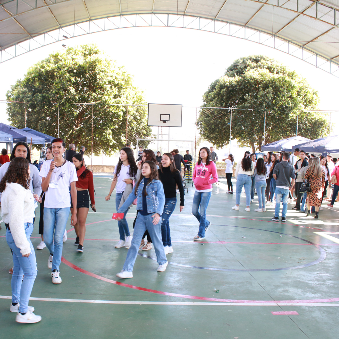 UNIFOR-MG PARTICIPA DA FEIRA “SER E EMPREENDER” EM ESCOLA DE SANTO ANTÔNIO DO MONTE