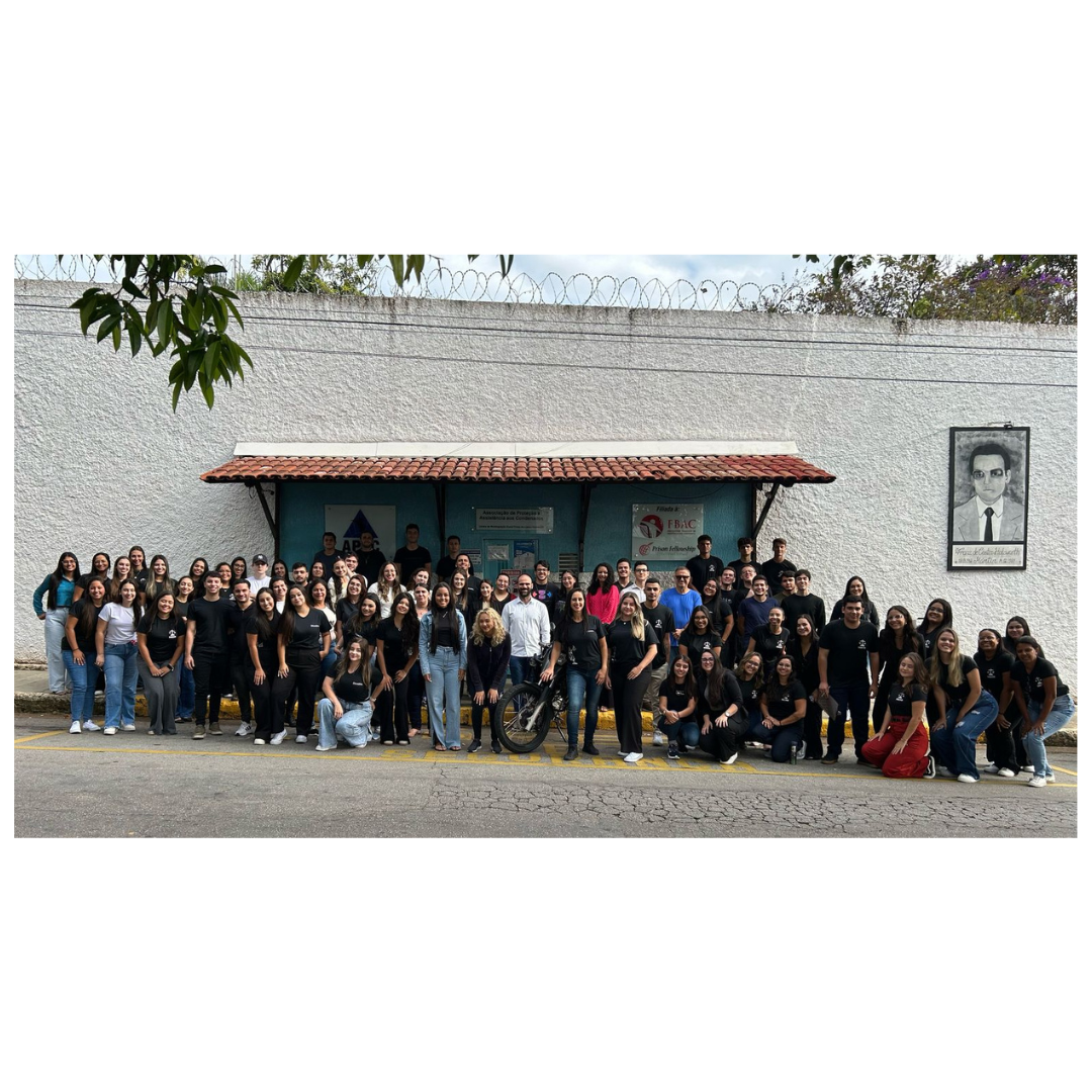 ALUNOS DE DIREITO DO UNIFOR-MG VISITAM A PENITENCIÁRIA DE FORMIGA E A APAC DE ITAÚNA