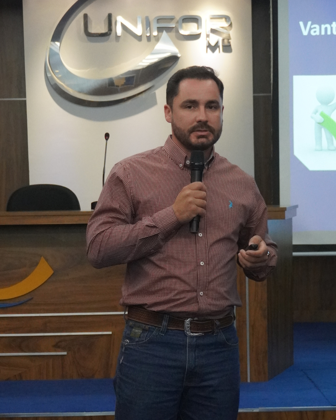 VII SEMANA ACADÊMICA DA MEDICINA VETERINÁRIA DO UNIFOR-MG REÚNE EGRESSOS E PROMOVE CONHECIMENTO PRÁTICO AOS ALUNOS