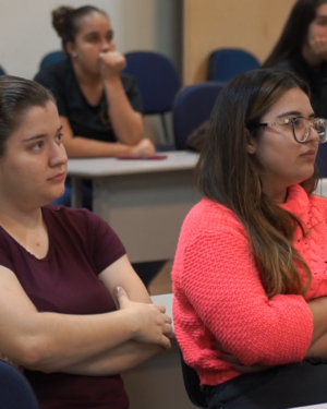 ALUNAS DE PEDAGOGIA DO UNIFOR-MG PARTICIPAM DE PALESTRA SOBRE TECNOLOGIAS ASSISTIVAS